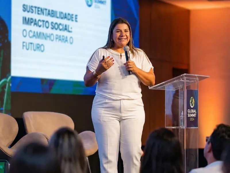 Fabiana Crespo palestrando em um evento